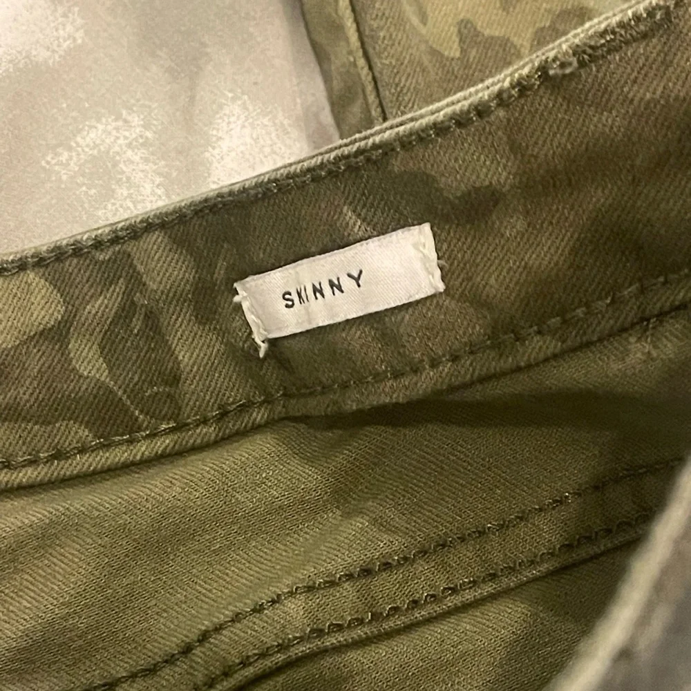 Kenneth‎ Cole Reaction 28 Camouflage Skinny Jeans - Picture 6 of 8